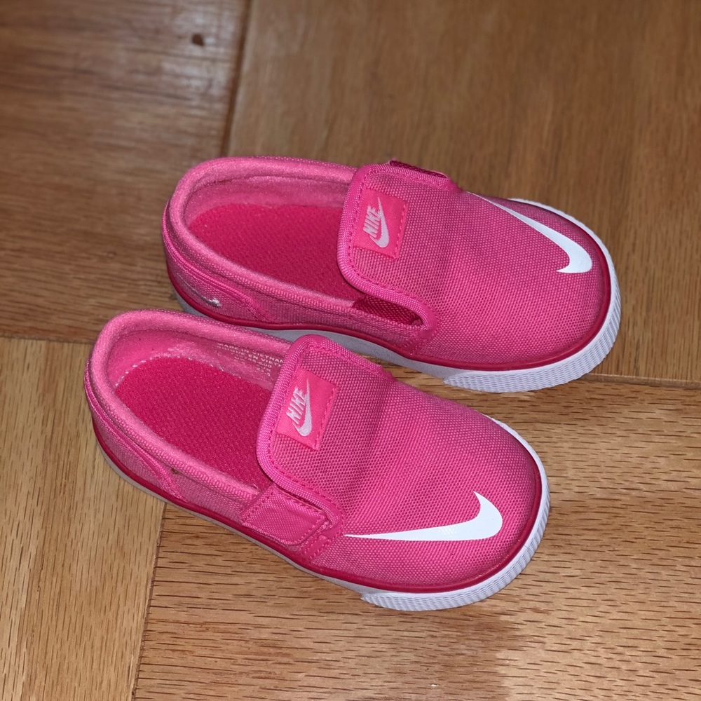 Toddler Nike slides Sz 7